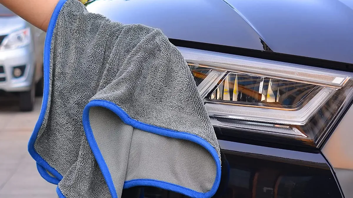 Panos de microfibra dobrados para detalhamento automotivo Panos de microfibra dobrados para detalhamento automotivo