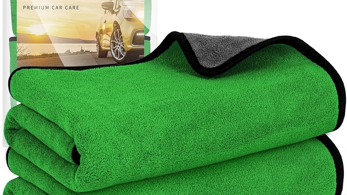 Toalha de secagem para carro verde Rag Co. Liquid8r M22 sobre capô Toalha de secagem para carro verde Rag Co. Liquid8r M22 sobre capô