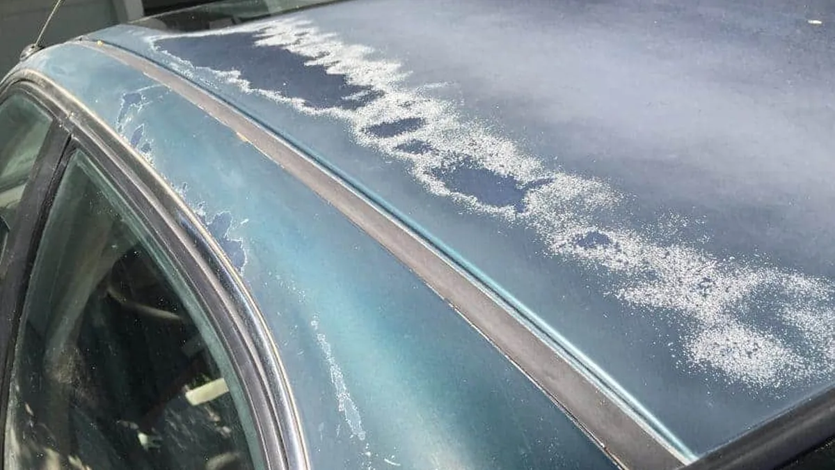 Verniz descascando na superfície de um carro Verniz descascando na superfície de um carro